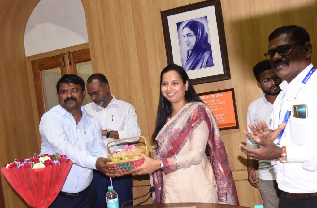 Kolhapuri chappal prastav mantri aditi tatkare