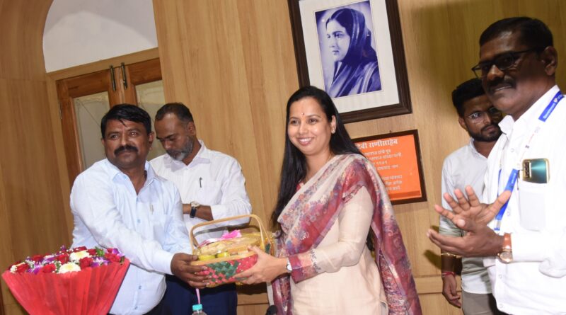 Kolhapuri chappal prastav mantri aditi tatkare